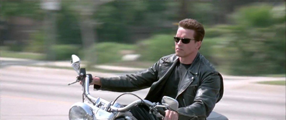 Шварценеггер на мотоцикле в Терминатор 2