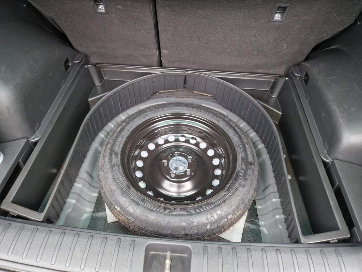 Ниша запасного колеса Хендай Солярис 2