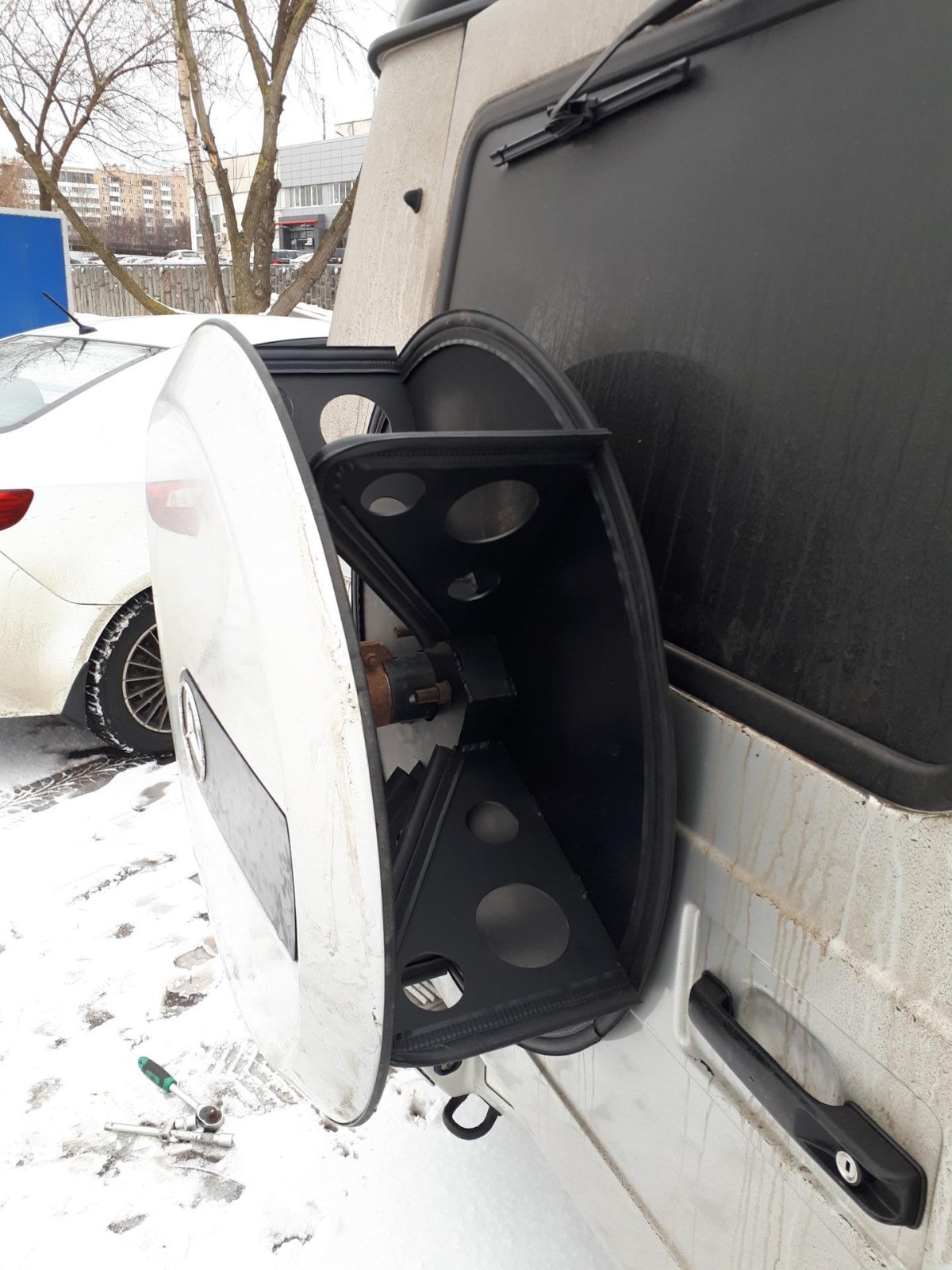 Инструментальный ящик вместо запаски Нива