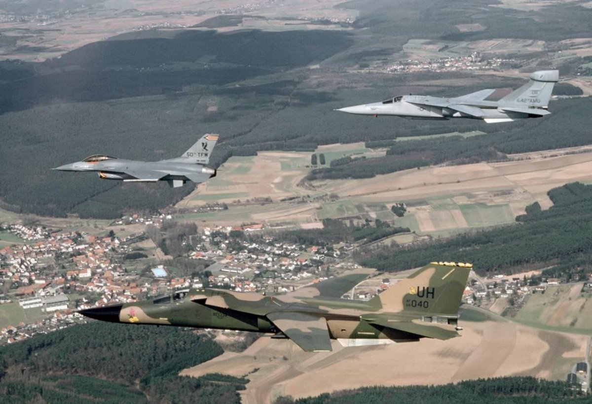 Бомбардировщик f-111f