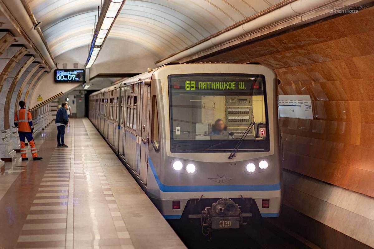 Поезд метро Москва в окраске Русича