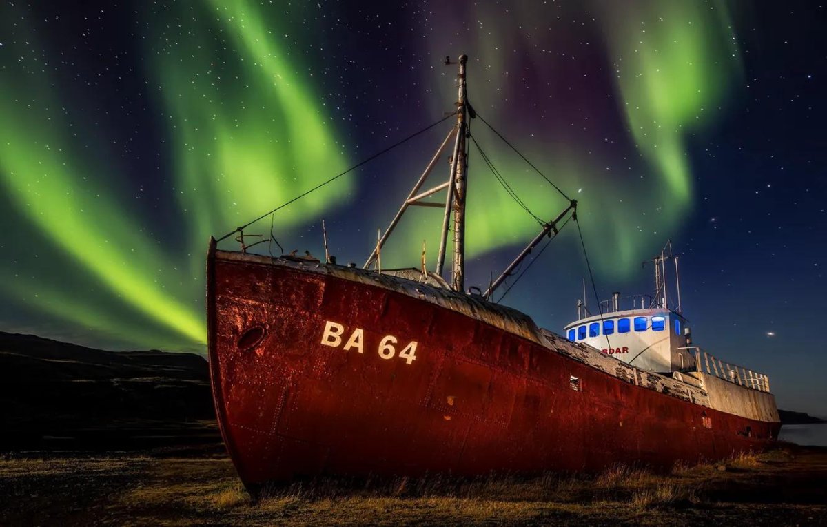Северное сияние и корабль