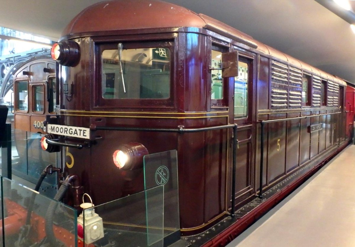 Лондонское метро электровоз