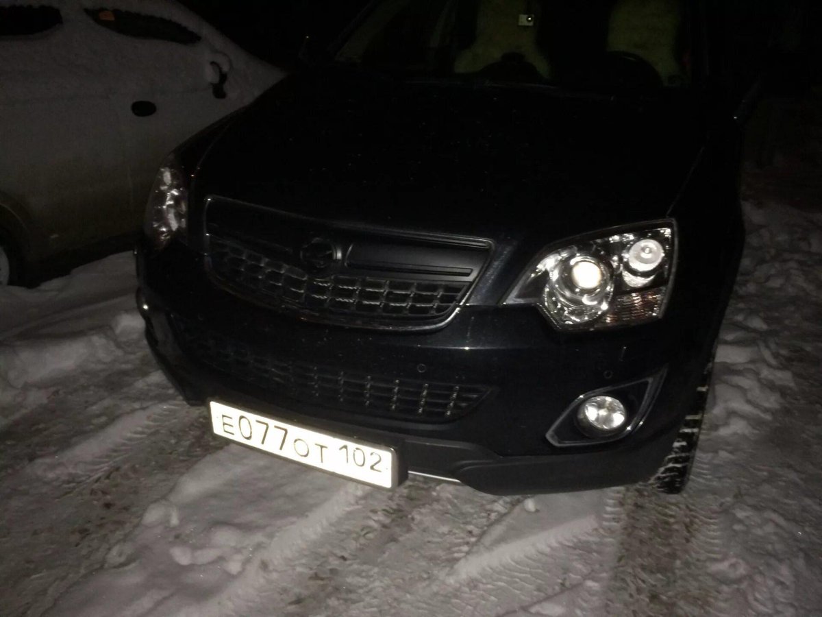 Опель Антара с черной радиаторной решеткой