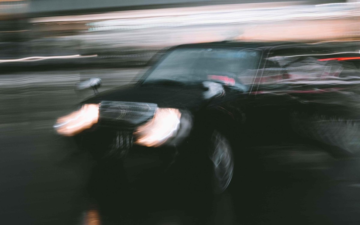 Размытая машина в движении