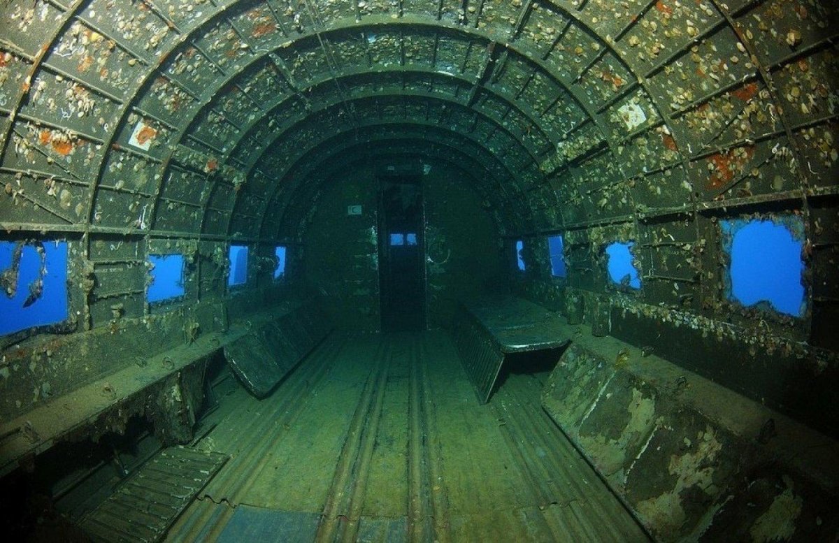 Затонувшая подводная лодка внутри