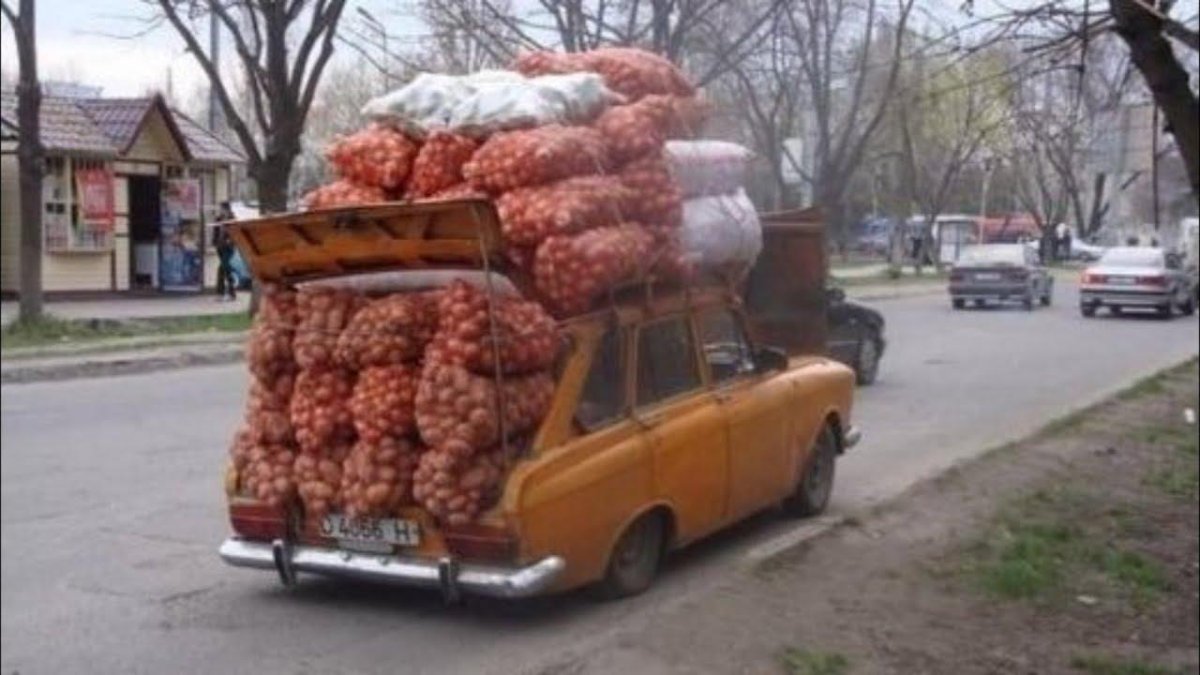 Машина нагруженная мешками