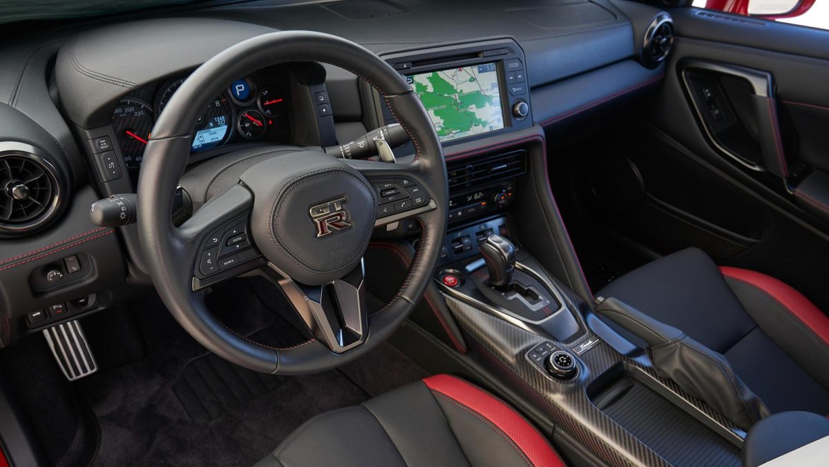 Nissan GTR 2022 салон