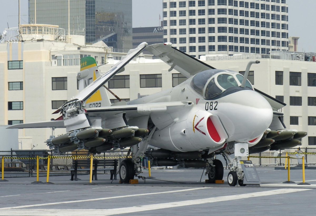 Палубный Штурмовик а-6е «интрудер»