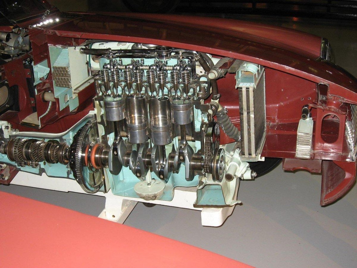 Четырехцилиндровый двигатель