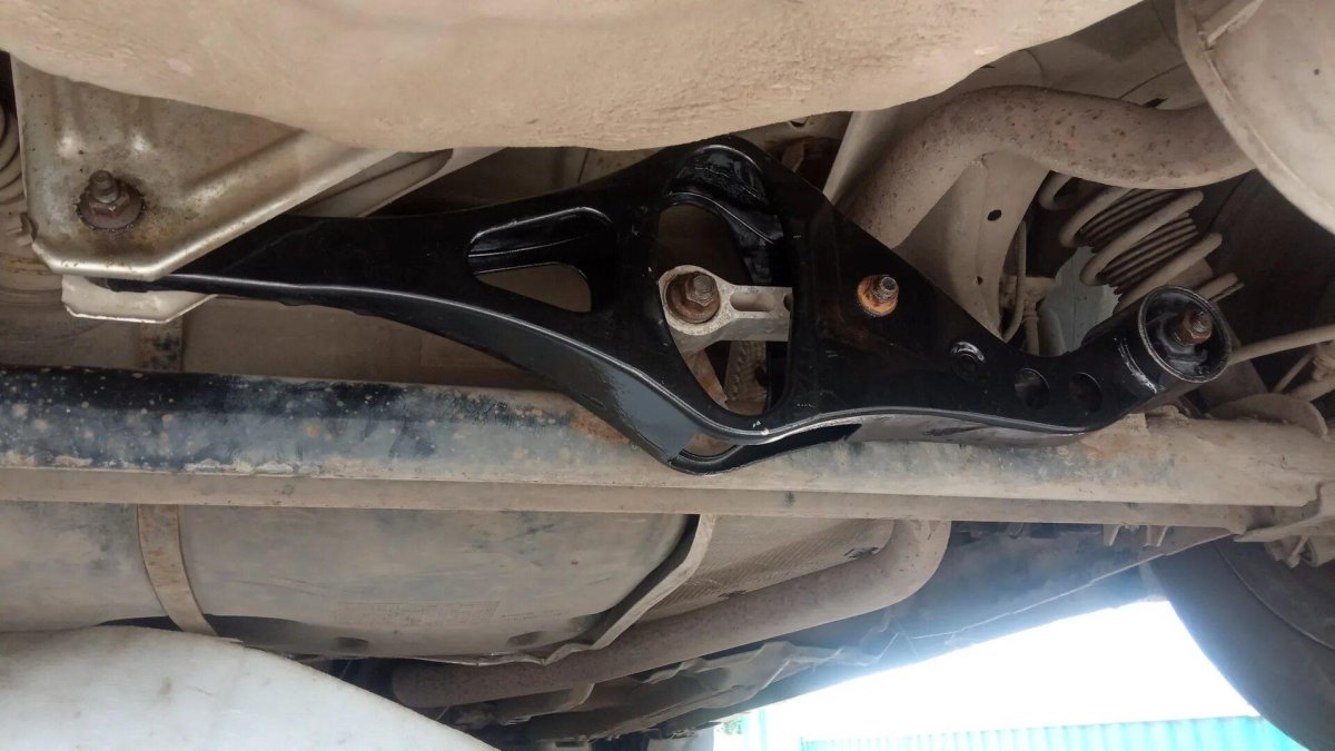 Сайлентблок задней балки Ниссан примера р12