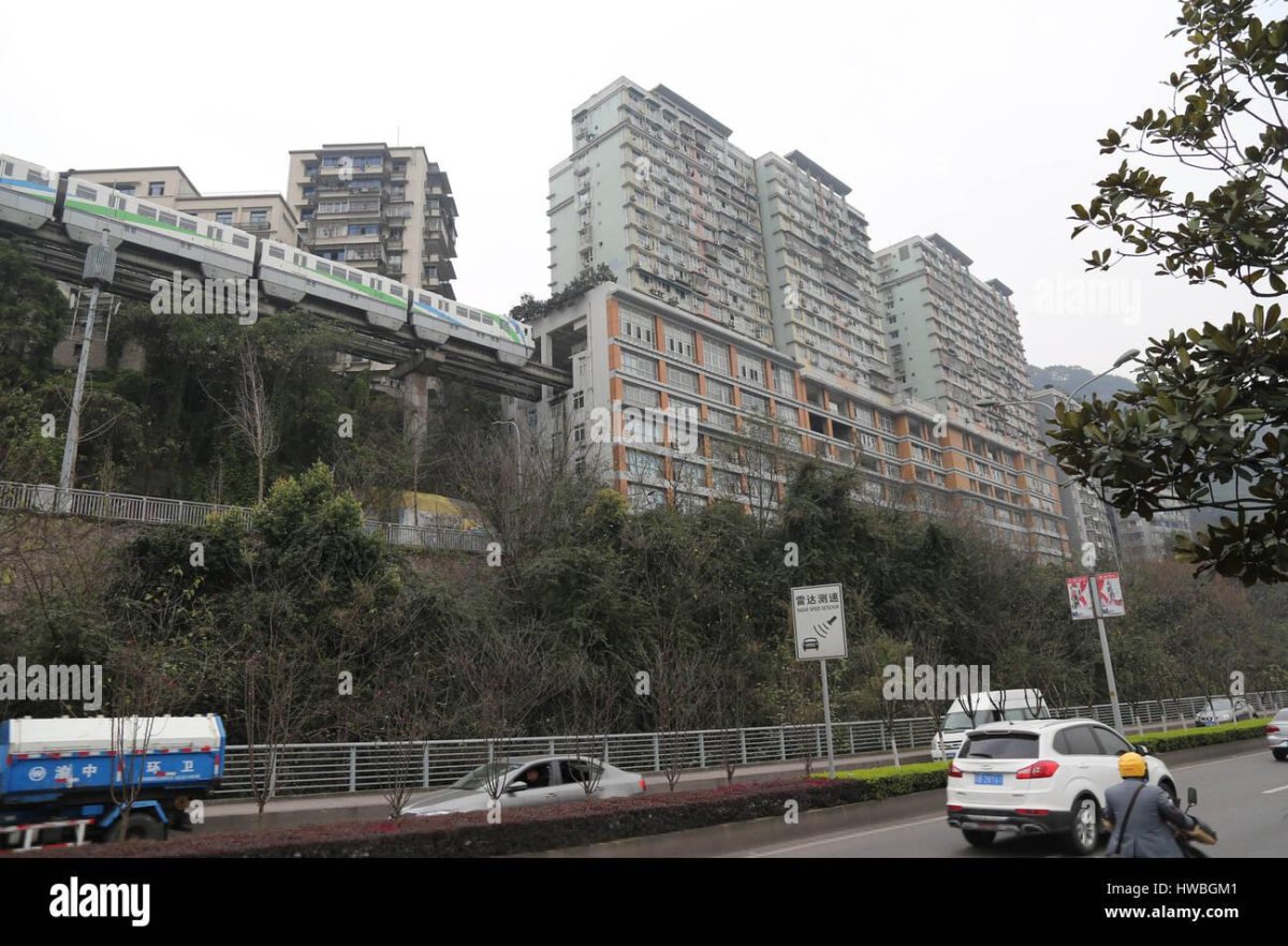 Чунцин монорельс через дом