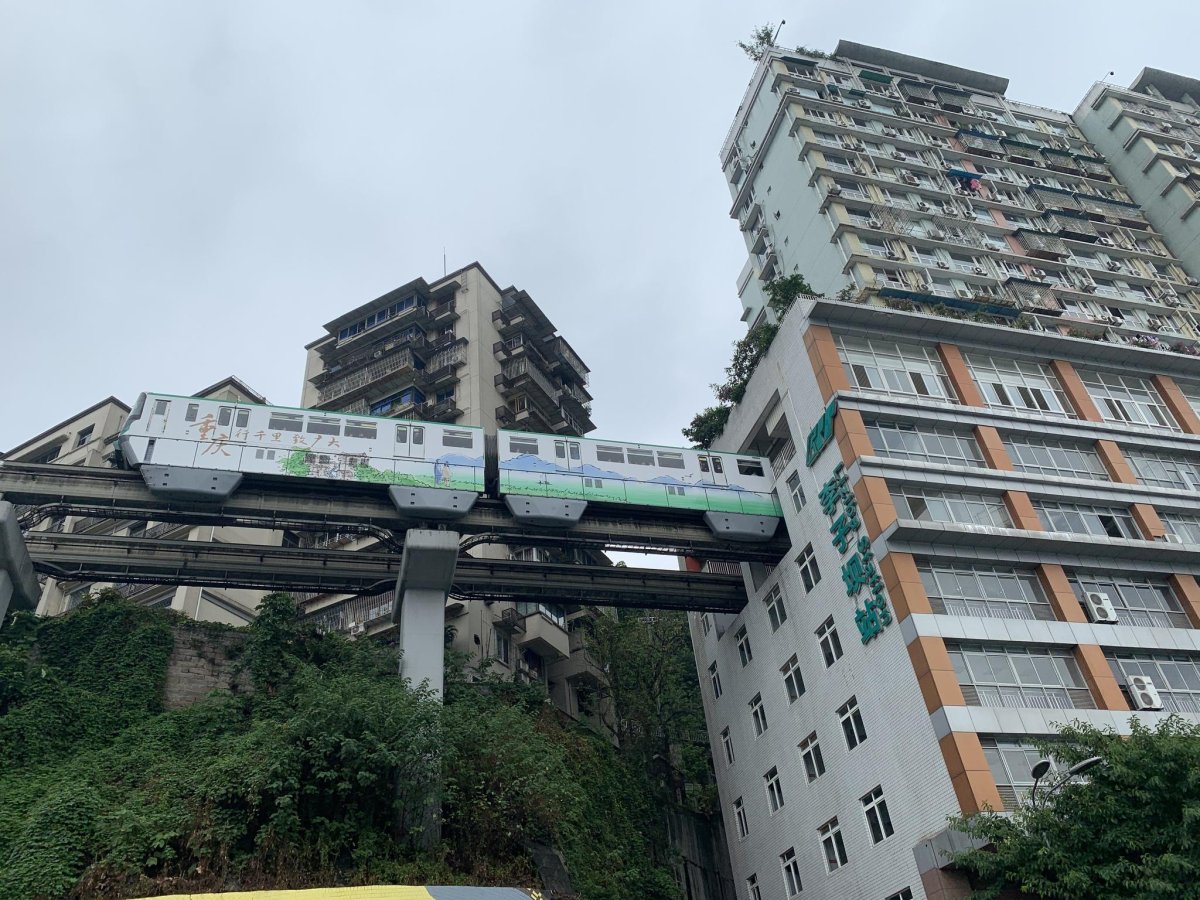 Чунцин Китай метро сквозь дом