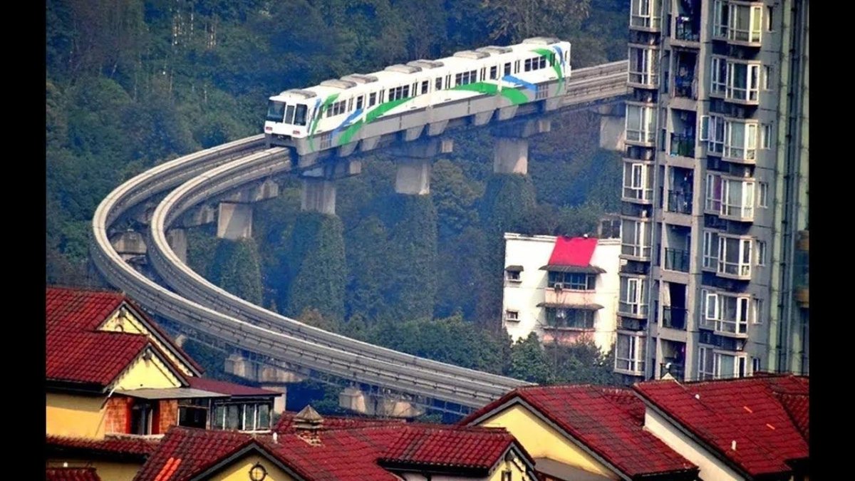 Чунцин монорельс через дом