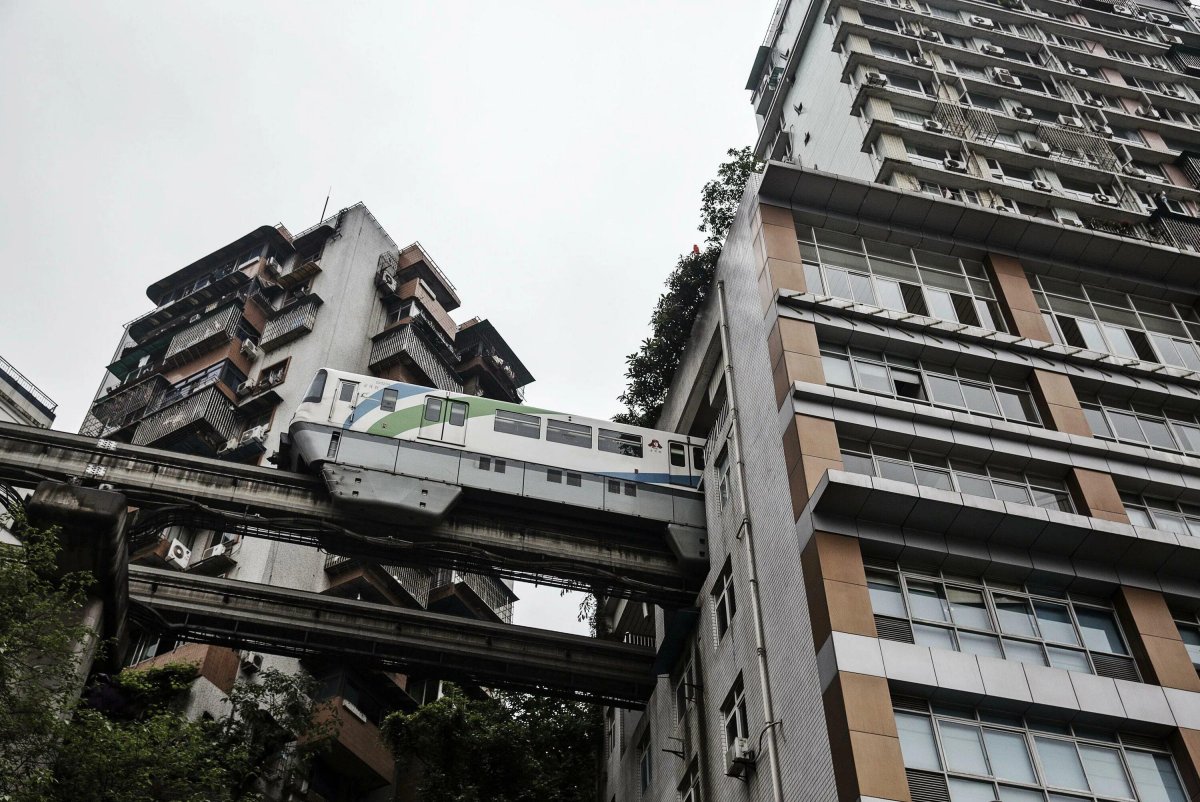 Чунцин метро сквозь дом