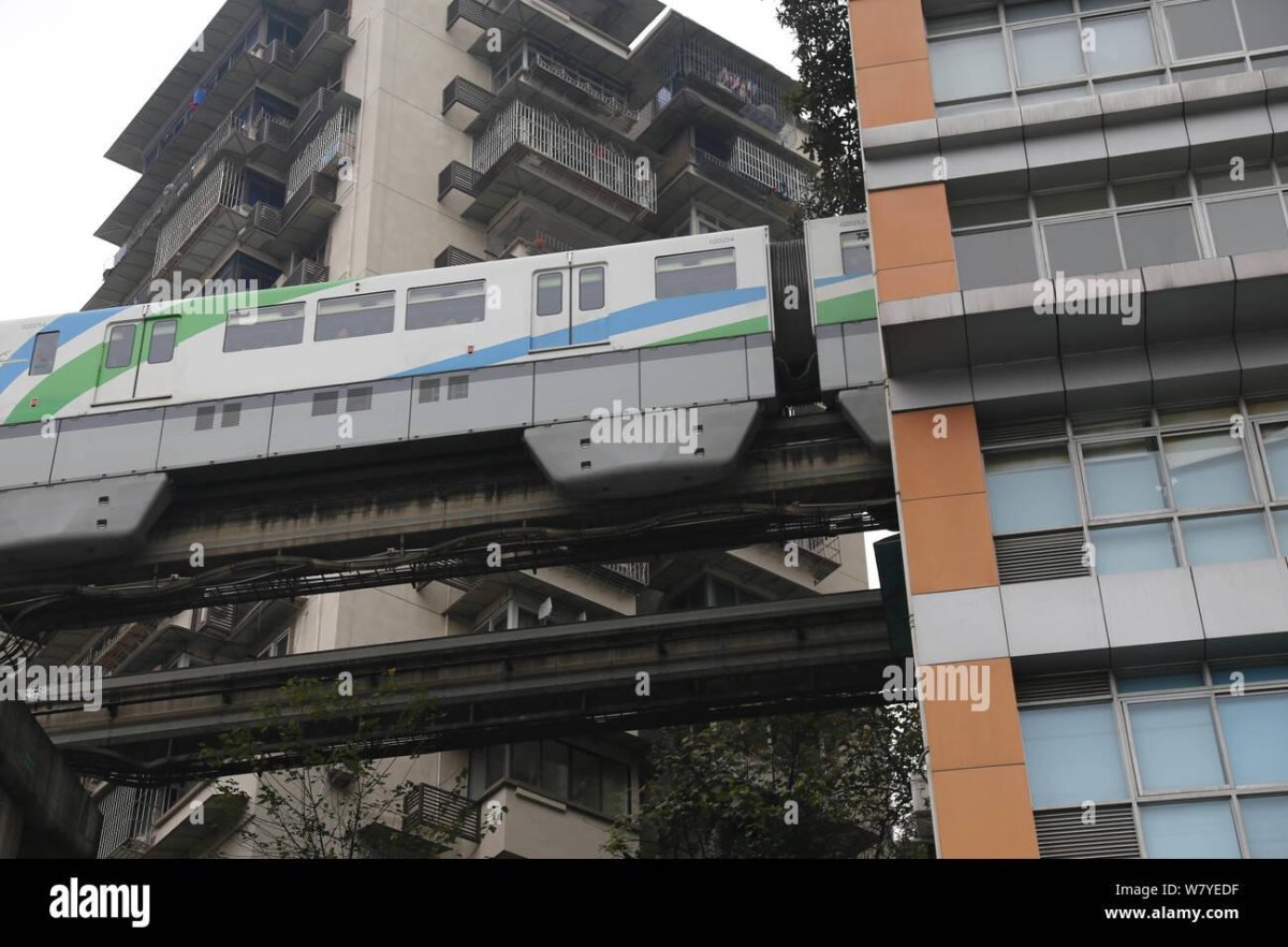 Чунцин метро сквозь дом