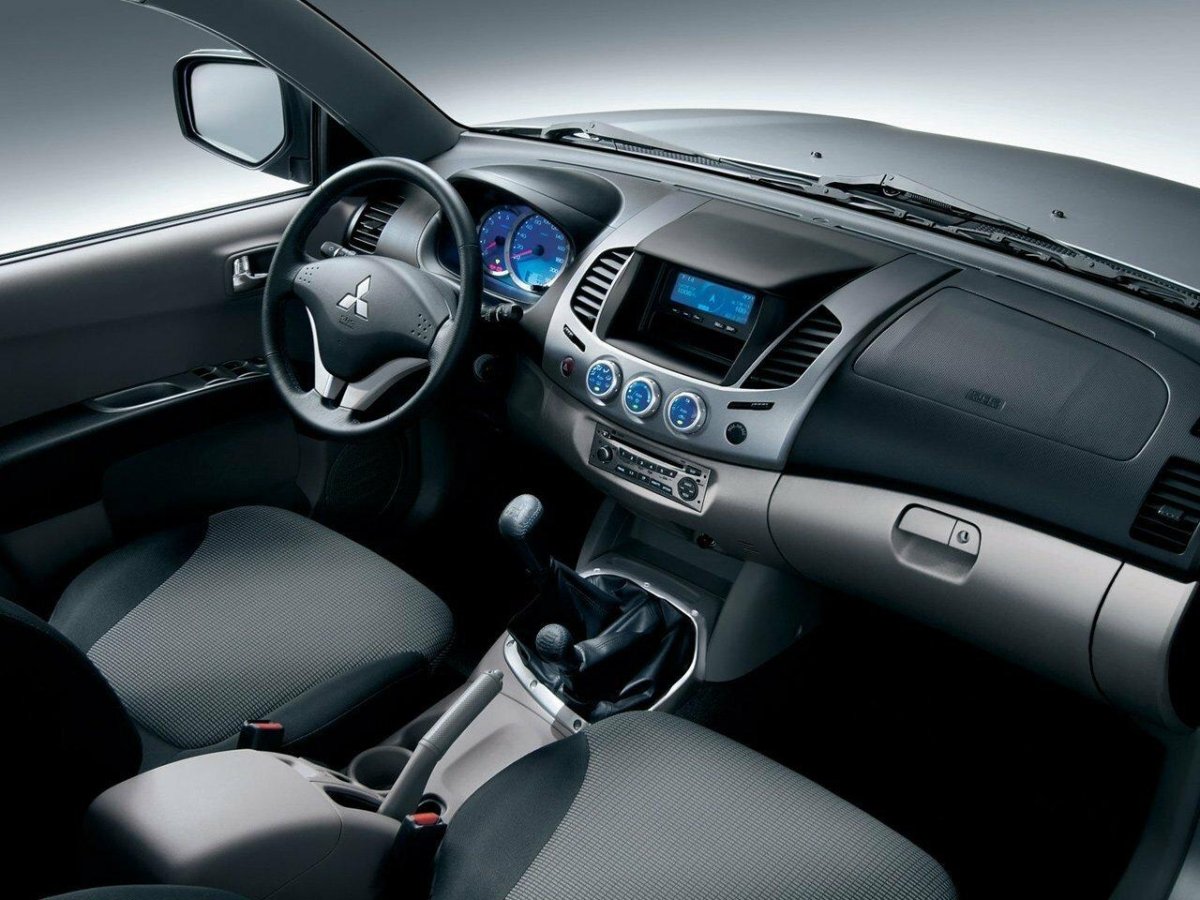 Mitsubishi l200 салон