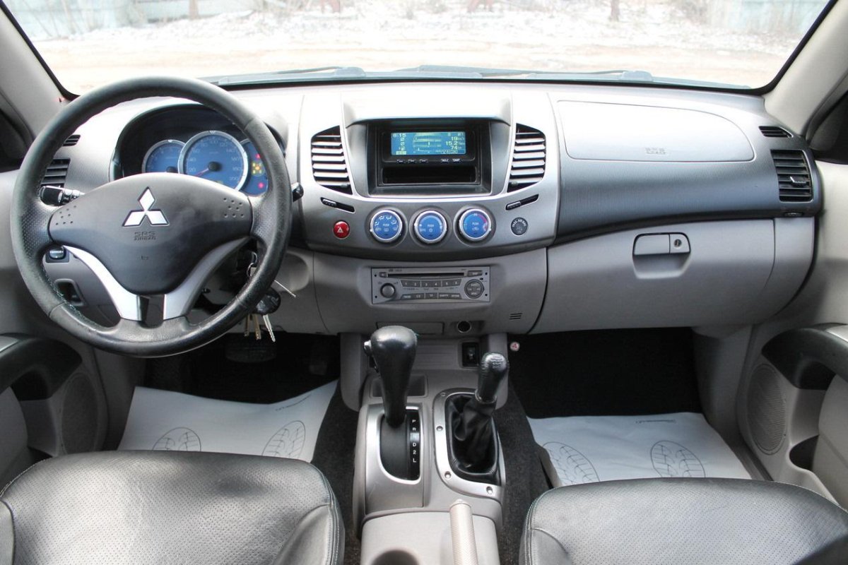 Mitsubishi l200 салон