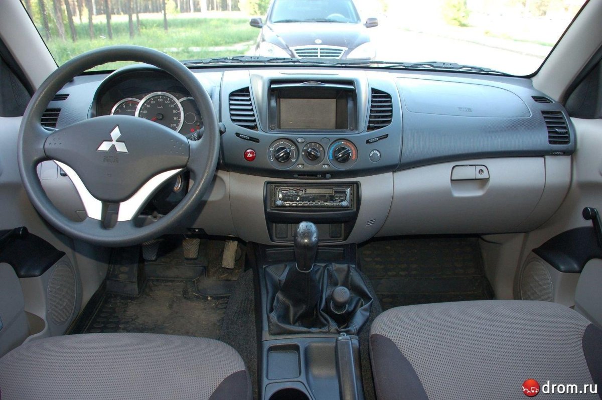 Mitsubishi l200 2010 салон