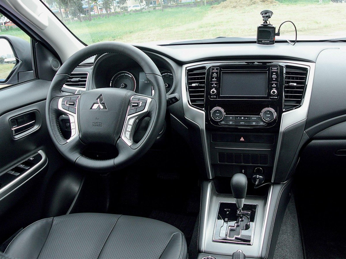 Митсубиси l200 салон