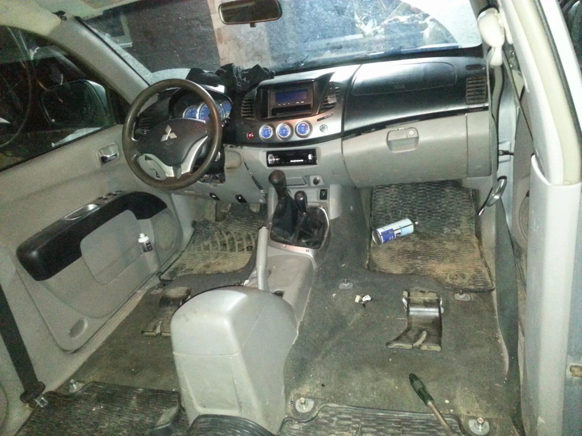 Салон Митсубиши л200. 2007 Год