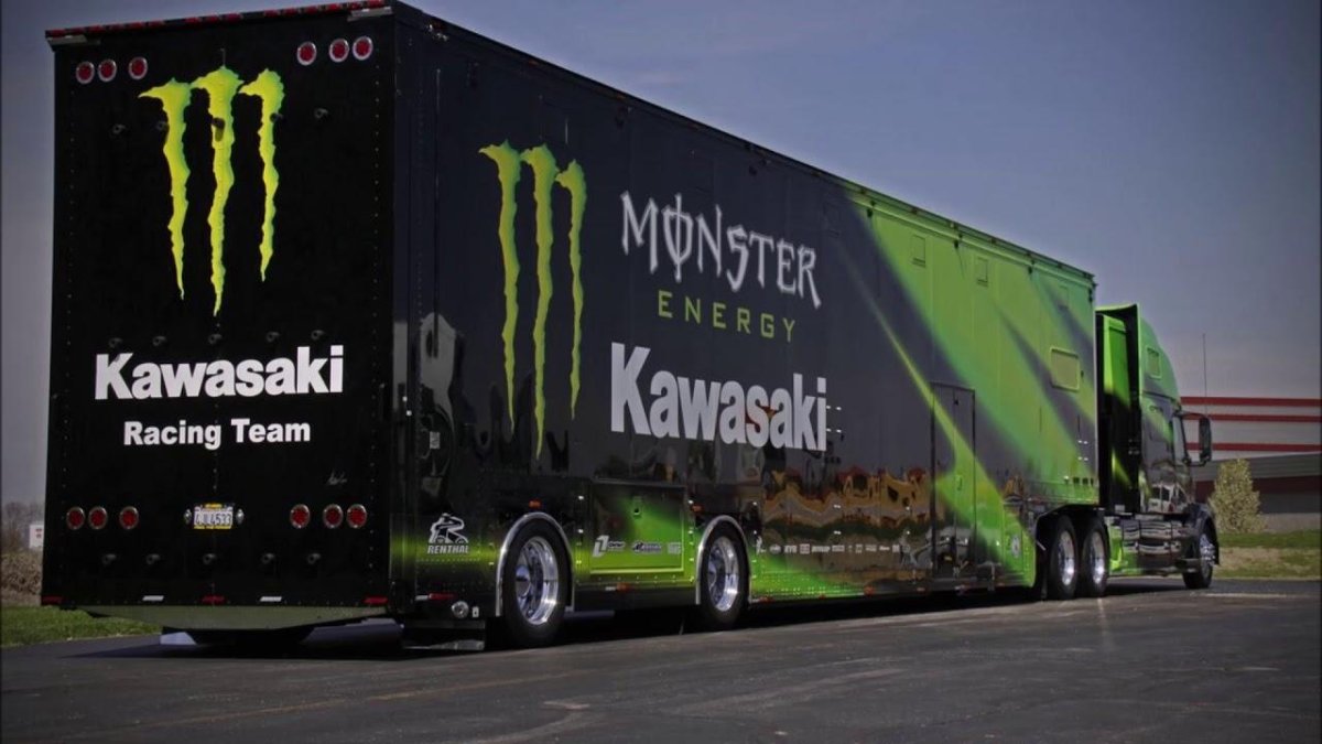 Грузовик монстр Энерджи