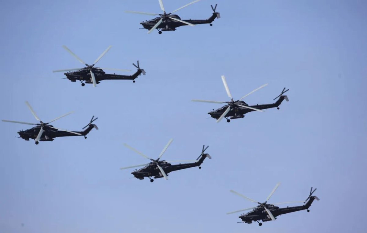 Много вертолетов в небе