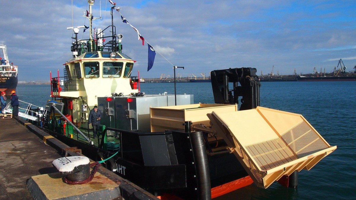 Судно нефтесборщик