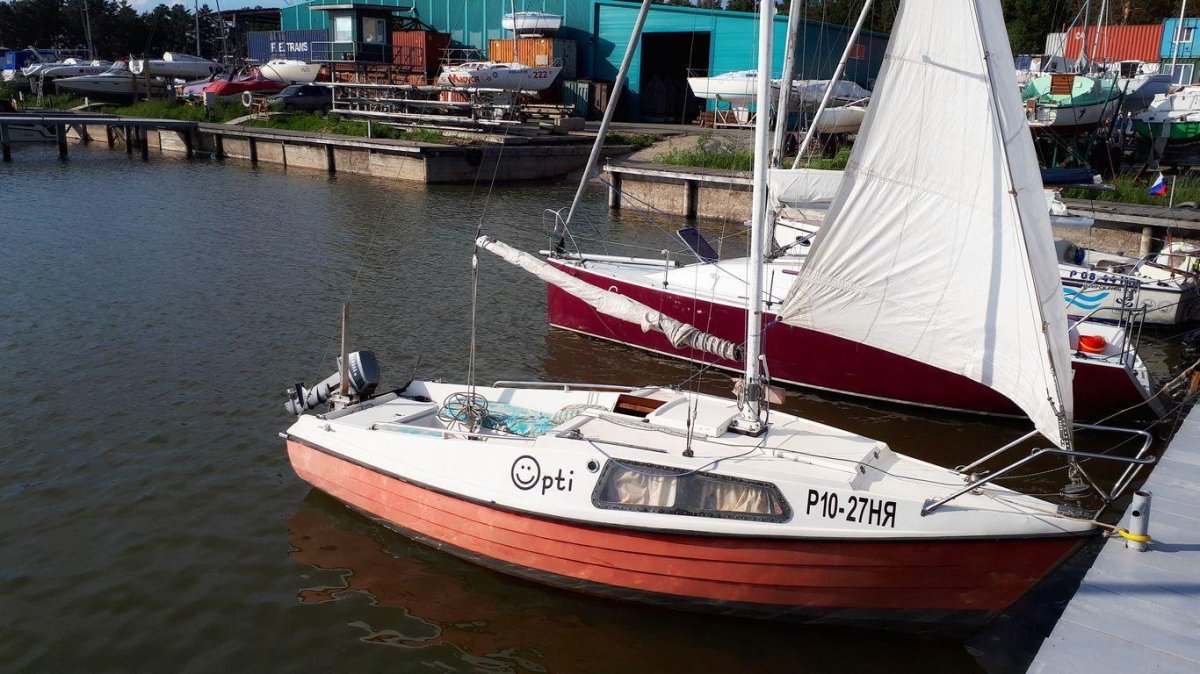 Парусная яхта швертбот