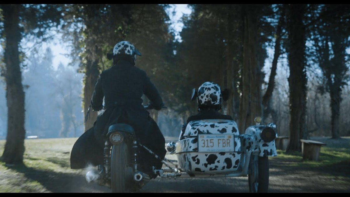 Уэнсдей с дядей на мотоцикле