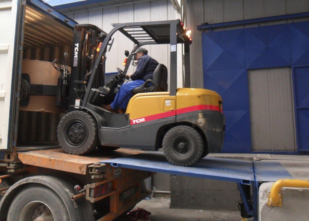 Грузовик с погрузчиком