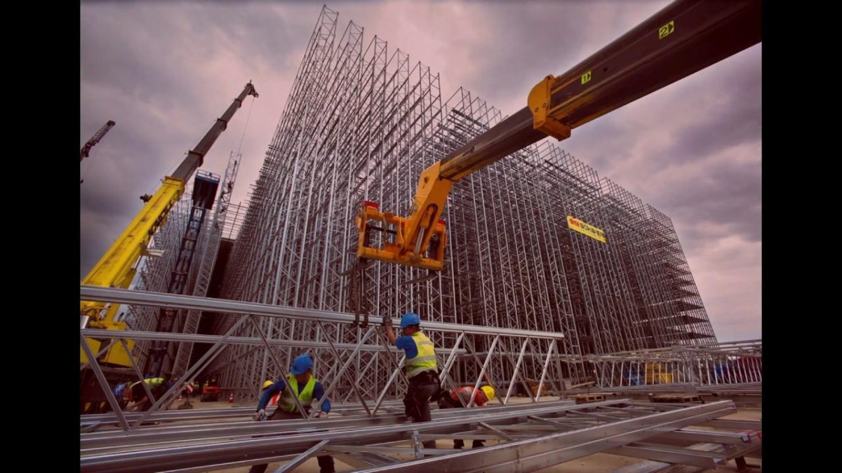 Современная стройка