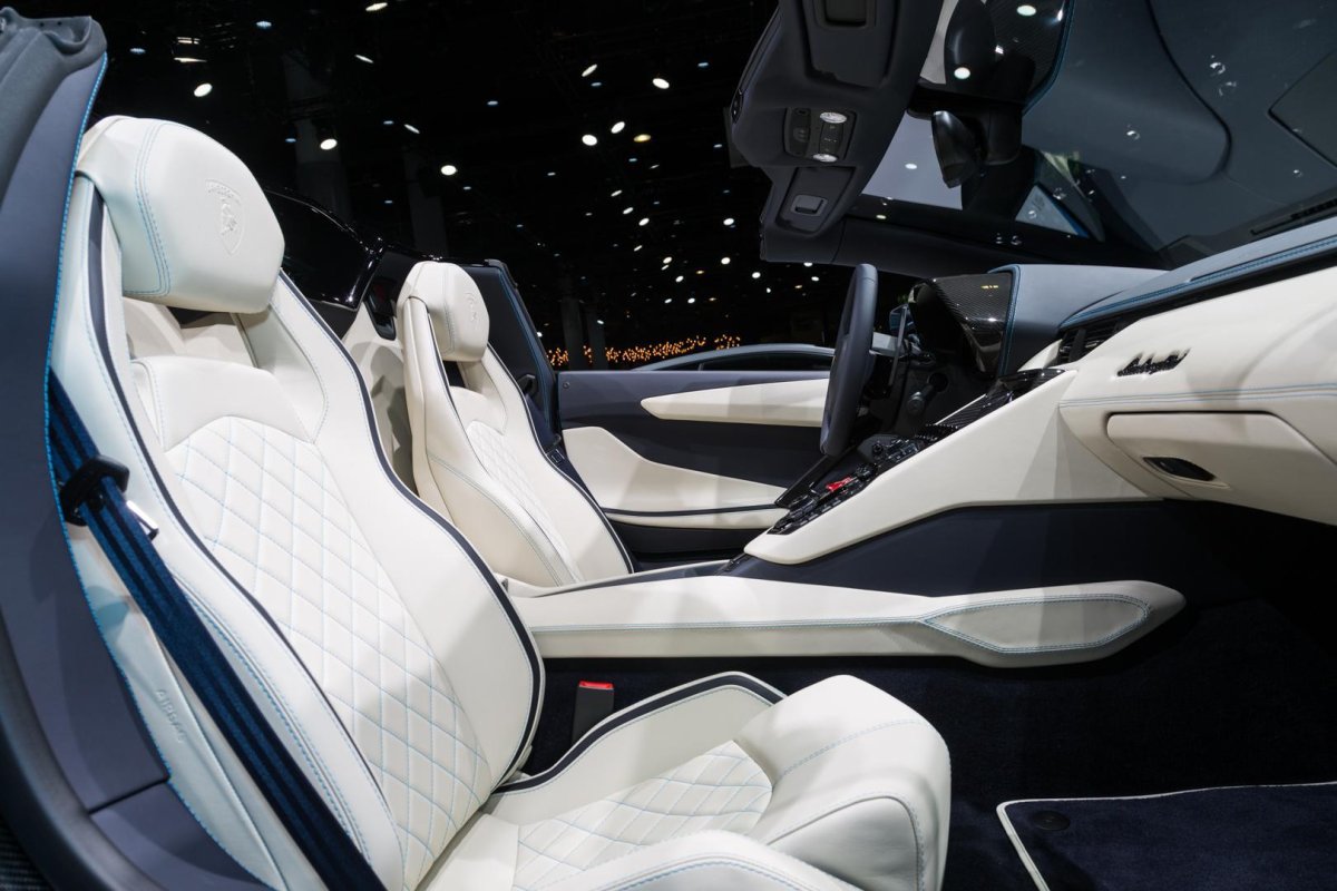 Lamborghini Aventador белый салон