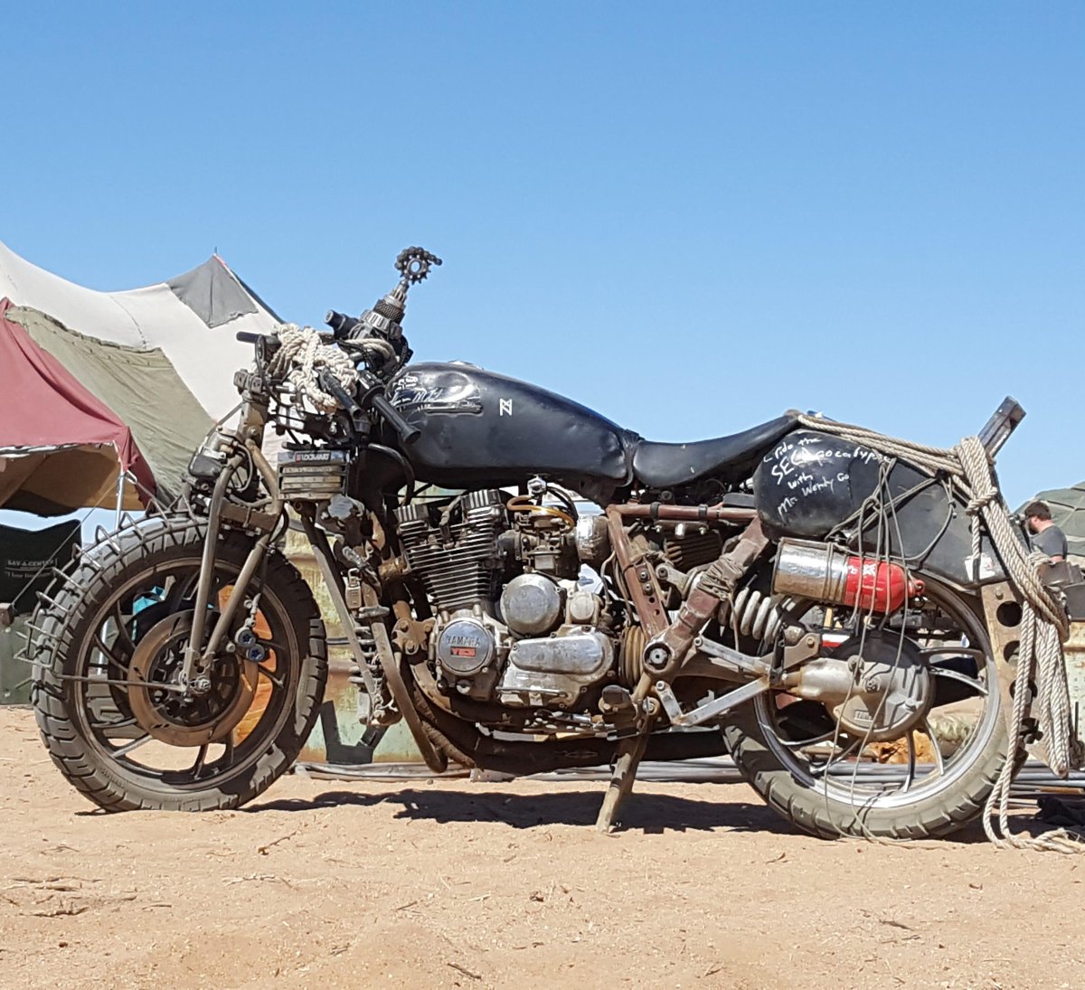 Мотоцикл в стиле Мэд Макс