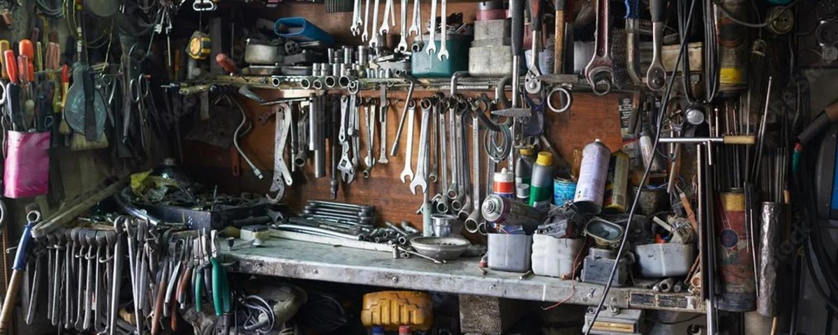 Куча инструментов в гараже