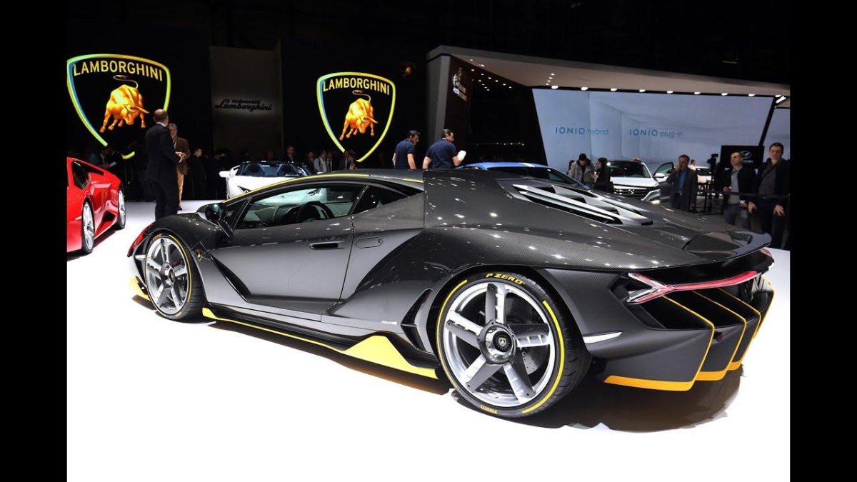 Ламборгини Сентенарио в автосалоне