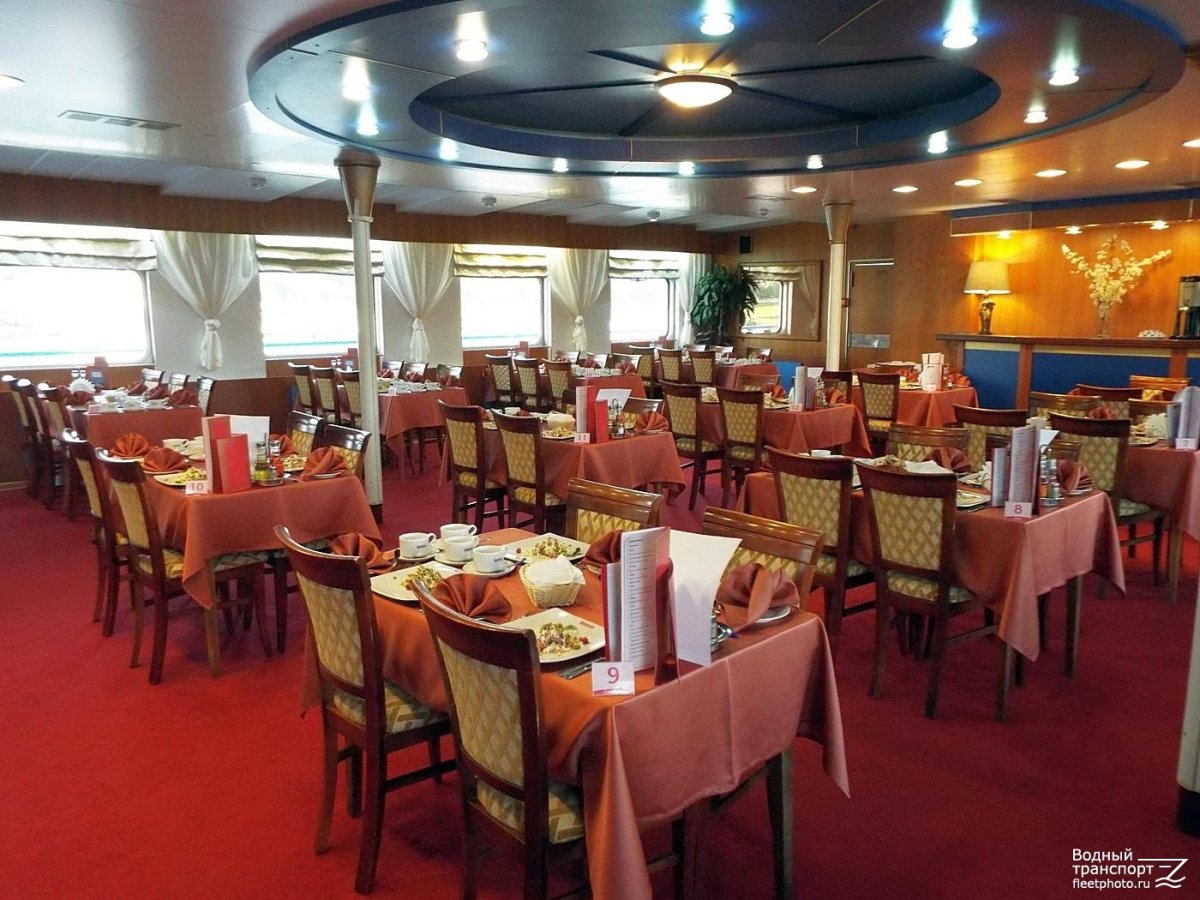 Теплоход Юрий Андропов ресторан