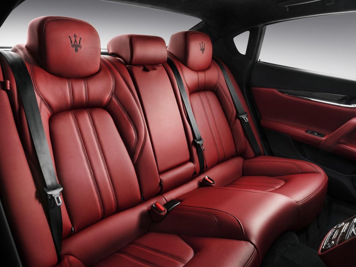 Мазерати Кватропорте красный салон