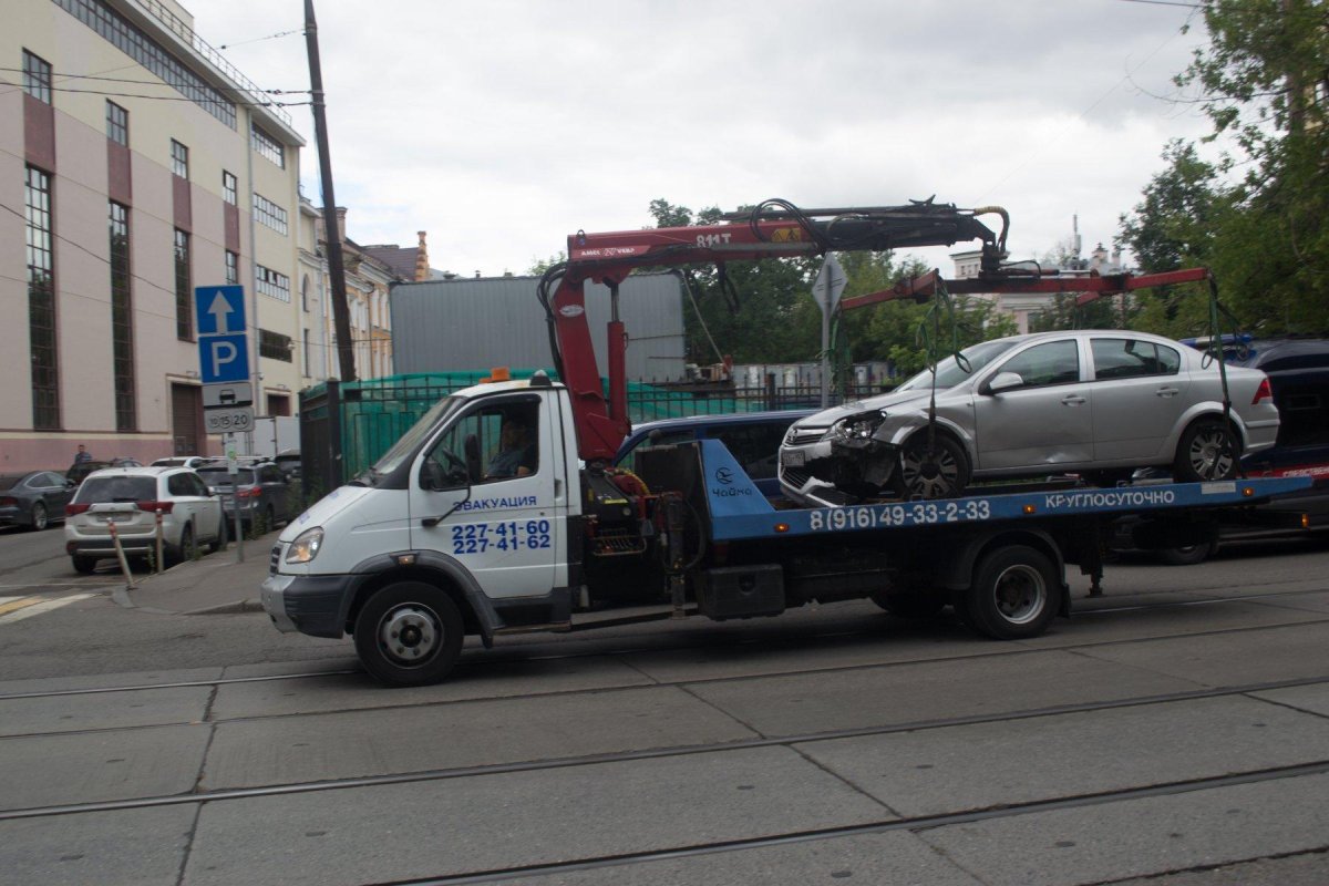 Эвакуатор забирает машину