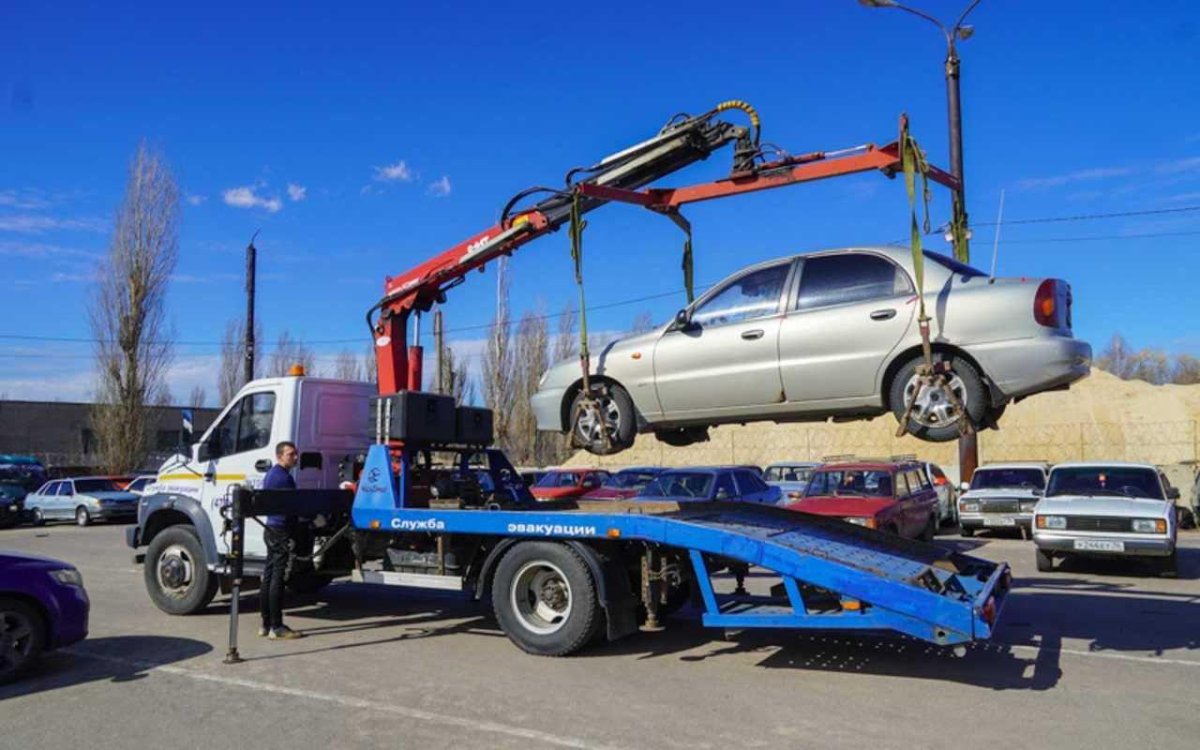 Эвакуатор забирает машину