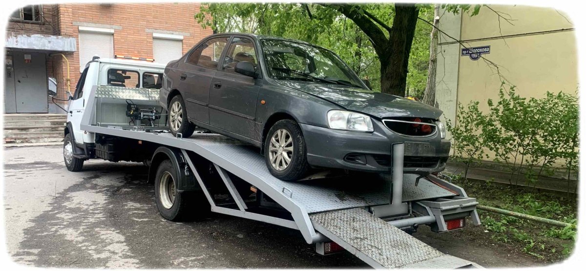 Машина на эвакуаторе