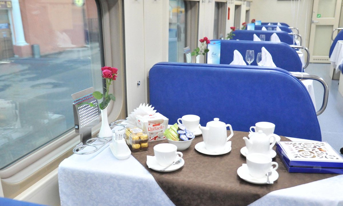 Иван Паристый поезд вагон ресторан