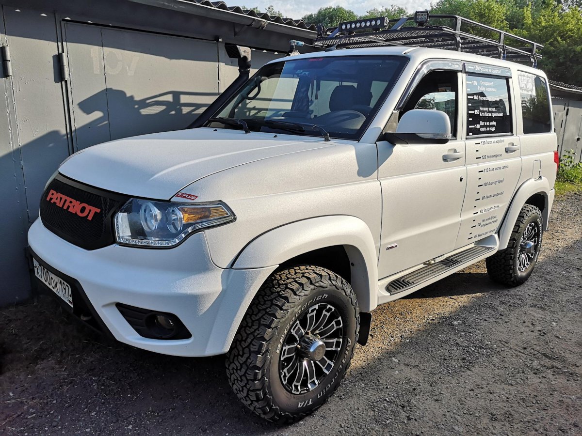 УАЗ Патриот белый