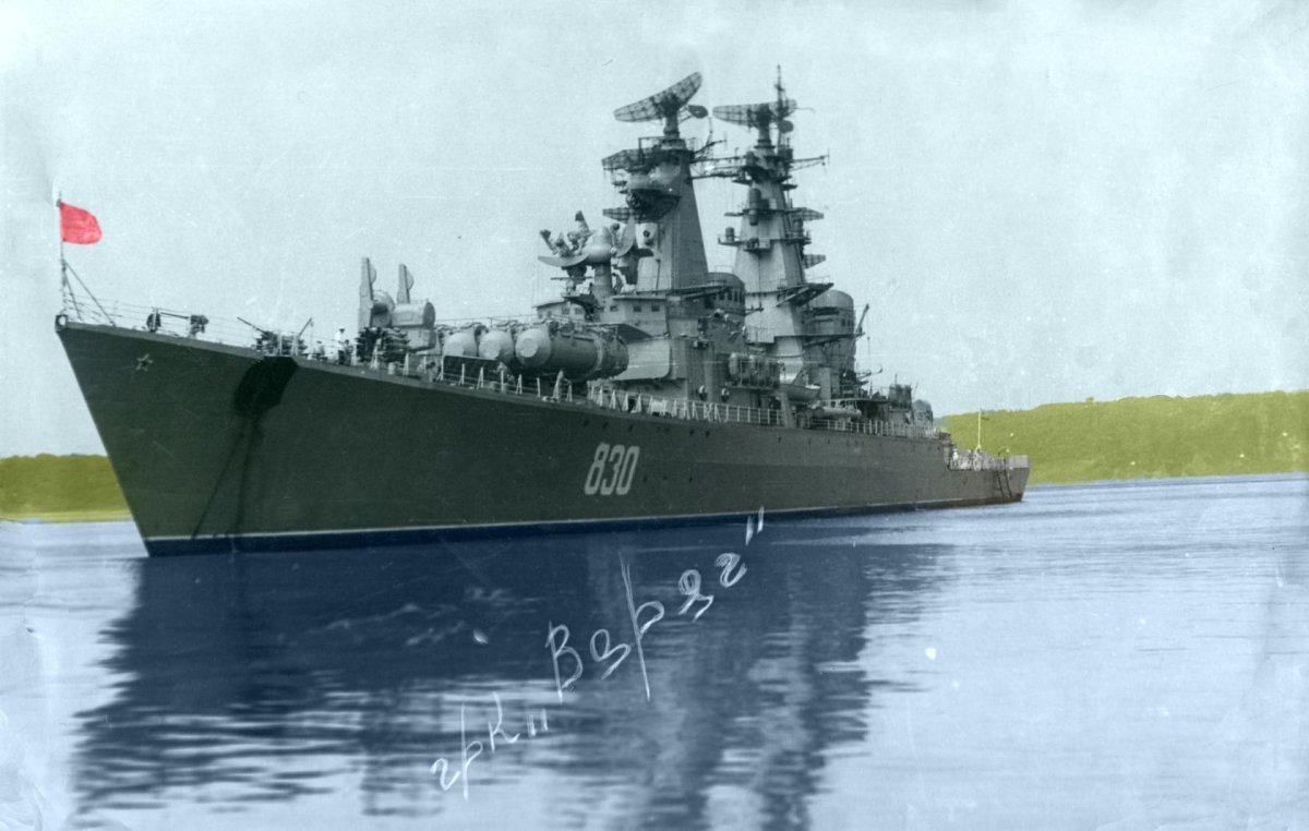 Варяг ракетный крейсер