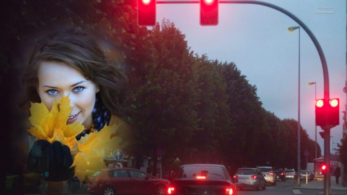 Машина стоит на светофоре