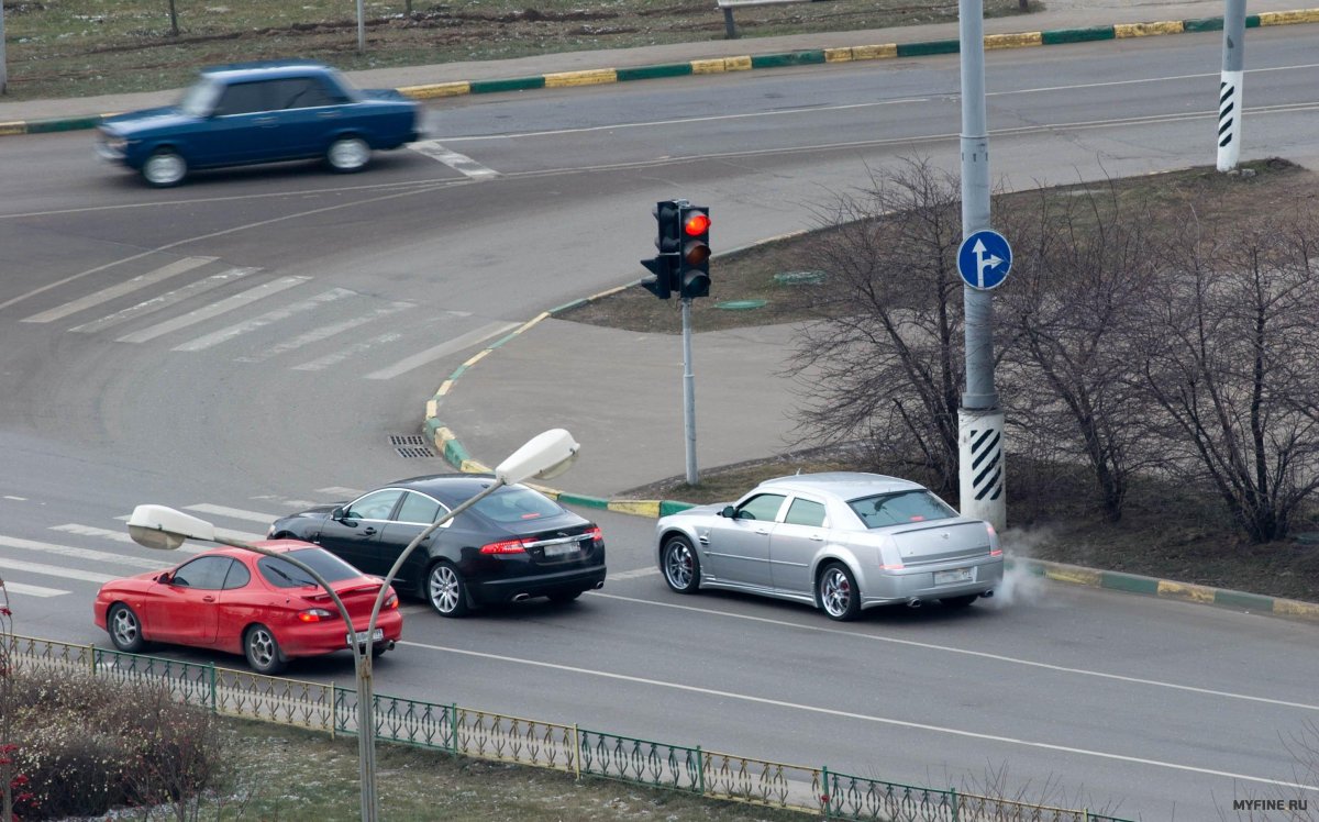 Машины перед светофором