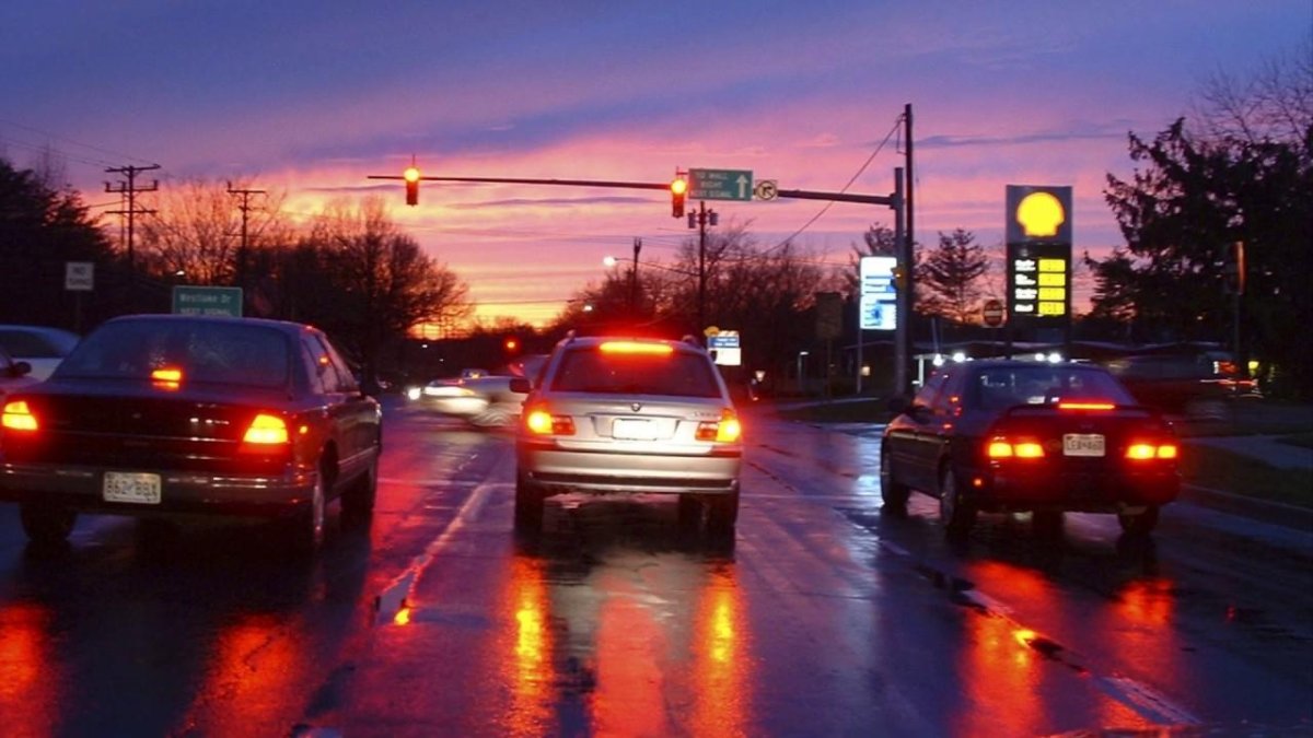 Машина на светофоре ночью