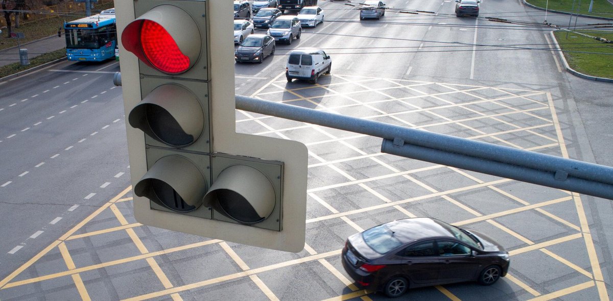 Машина стоит на светофоре