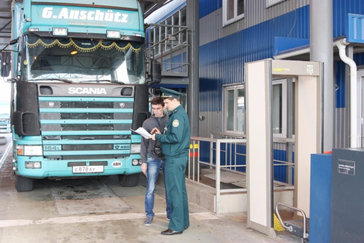 Грузовики на таможне