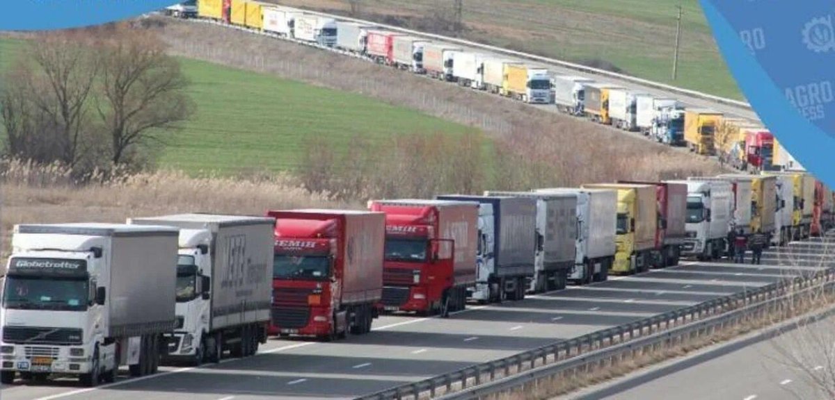 Колонна фур на трассе
